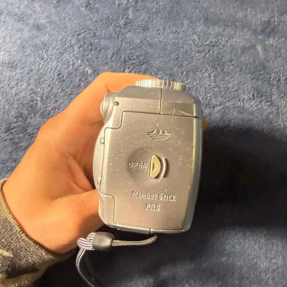 Sony Cyber-shot DSC-P73 4.1MP Digital Camera UNTESTED FOR PARTS ONLY